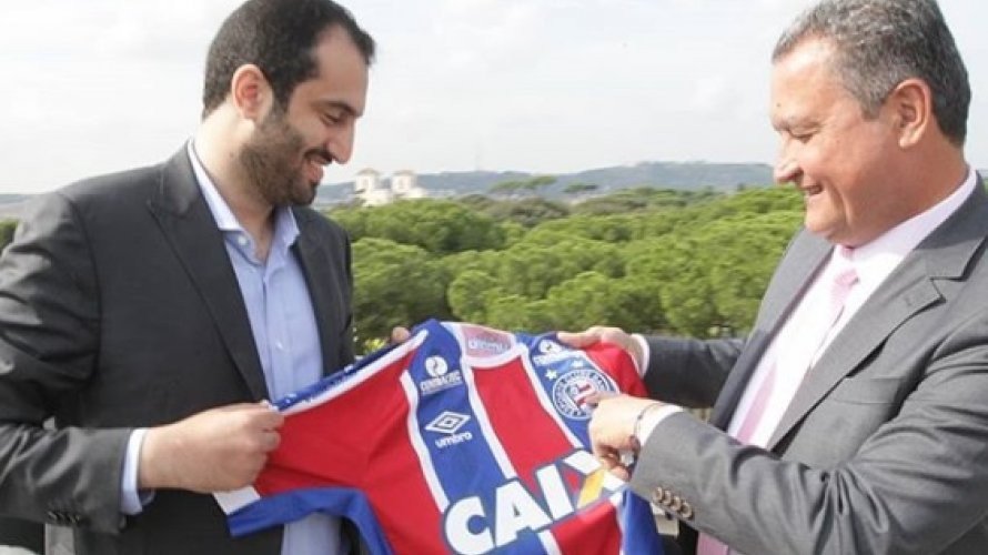 Rui Costa é denunciado no MP por torcedores do Vitória após presentear príncipe com camisa do Bahia