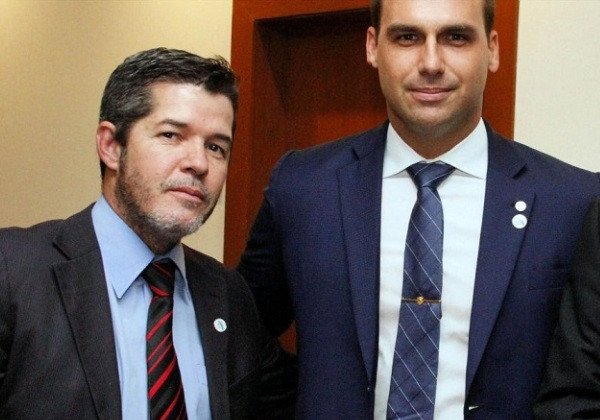 PSL: Delegado Waldir passa liderança do partido para Eduardo Bolsonaro