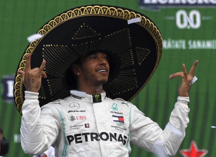 Hamilton vence GP do México, mas Bottas vai ao pódio e adia o 6º título do inglês