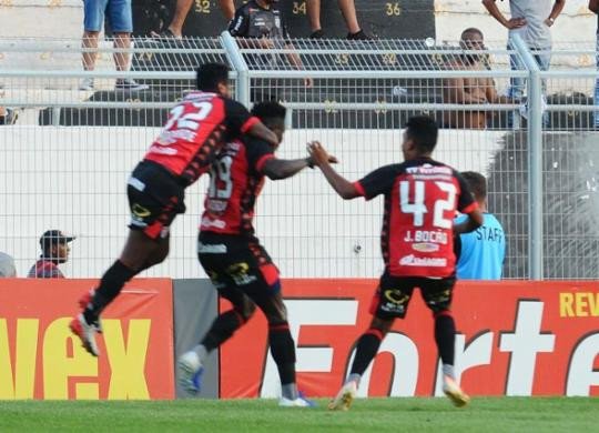 Com gol nos acréscimos, Vitória bate a Ponte Preta fora de casa