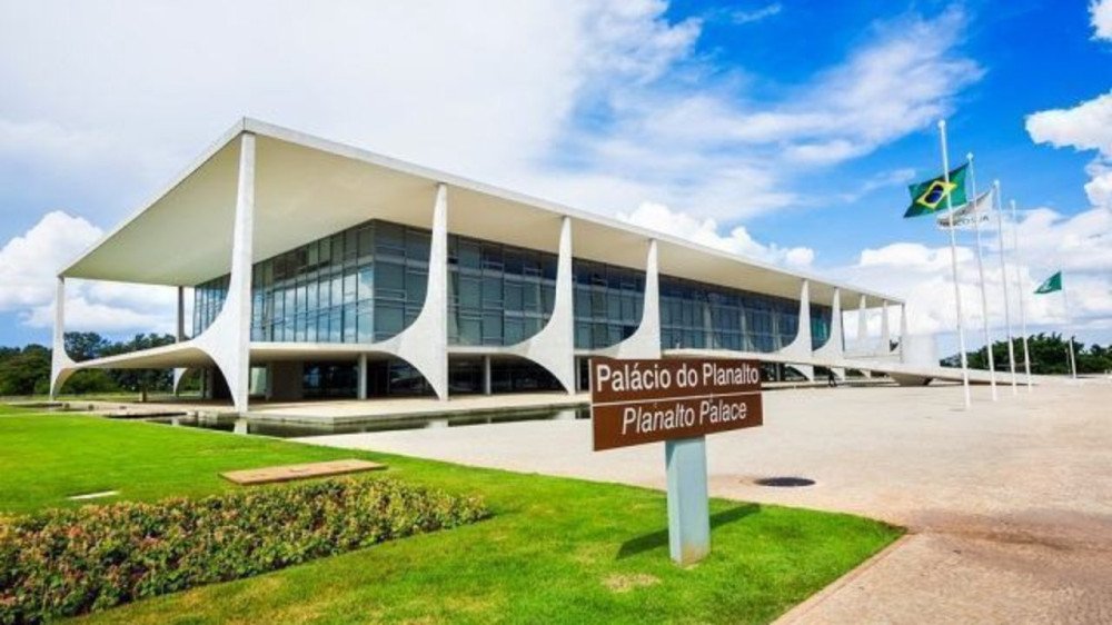 Palácio do Planalto vai gastar R$ 1,3 milhão na compra de carros para ex-presidentes