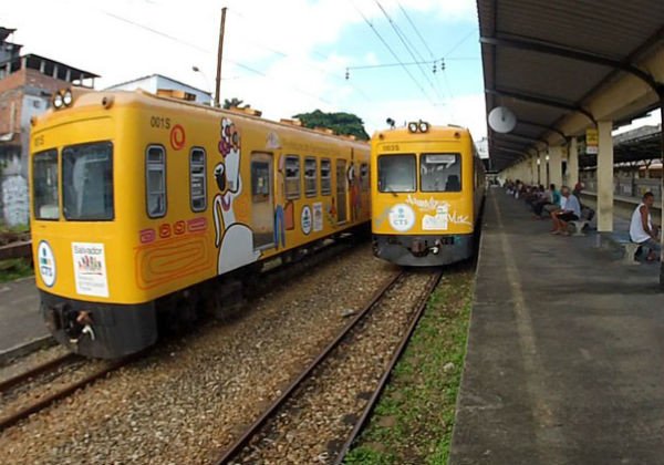 Batida entre dois trens deixa 47 feridos em Lobato, no subúrbio ferroviário