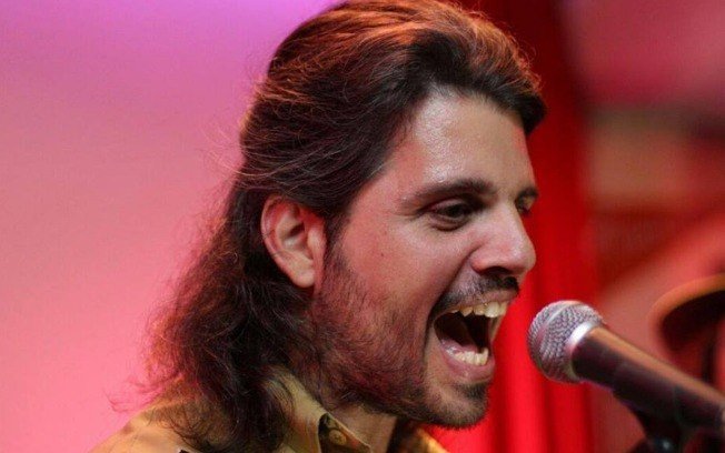 Marcus Menna, ex-vocalista do grupo LS Jack, retoma shows 13 anos após coma