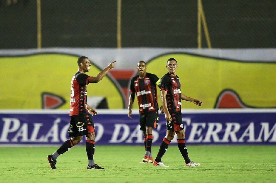 Em casa, Vitória broca o Brasil-RS por 3x0 e se afasta da série C