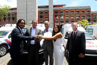 Governo da Bahia entrega ambulância para Candeias.