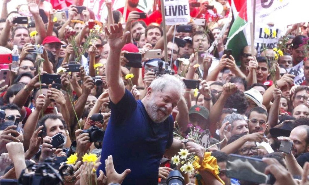 Lula é livre! Após 580 dias, ex-presidente deixa prisão. Veja Ao vivo !