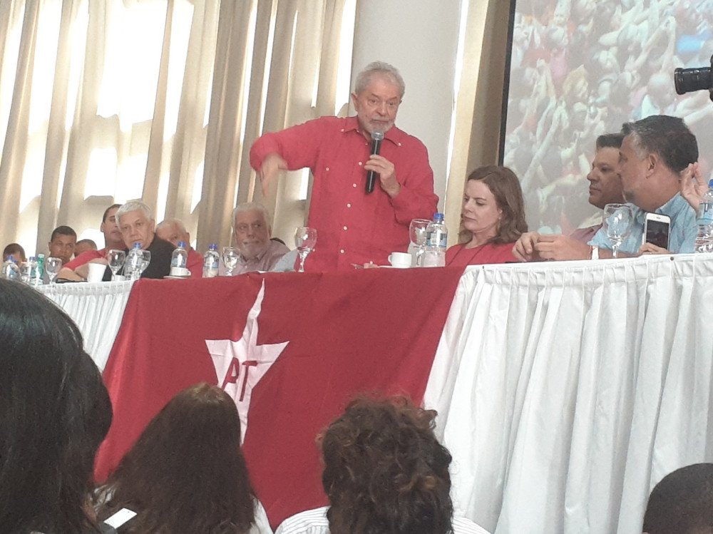 Lula diz que a esquerda e o PT precisam reconhecer os heróis que não aparecem nas fotos.