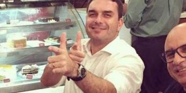 MP cumpre mandados em endereços de Fabrício Queiroz e parentes de Bolsonaro