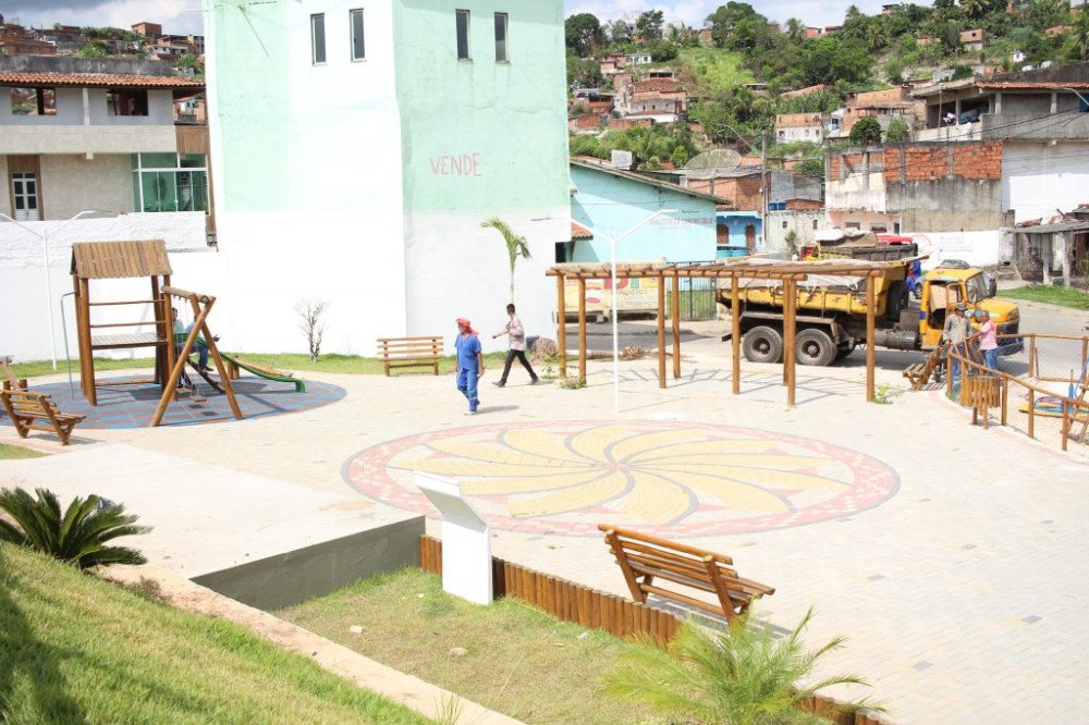 Candeias: Prefeitura entrega praça no bairro da Dom Avelar