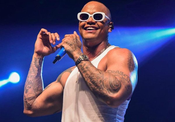 Léo Santana recebe Thiaguinho e Henrique & Juliano no último Baile da Santinha