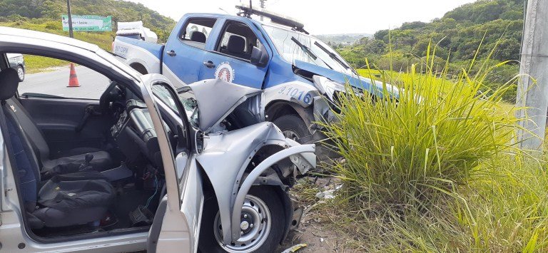 CANDEIAS: ACIDENTE ENTRE VIATURA DA PM E CARRO DEIXA DOIS FERIDOS