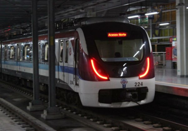 Mulher cai nos trilhos do metrô na Estação Rodoviária