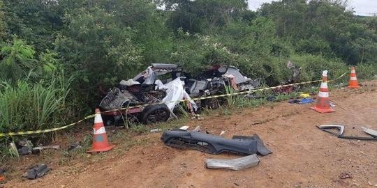 Três morrem após batida entre carro e caminhão