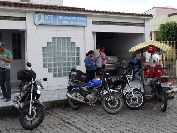 Dois são baleados em assalto na porta da Gerência do Trabalho em Feira