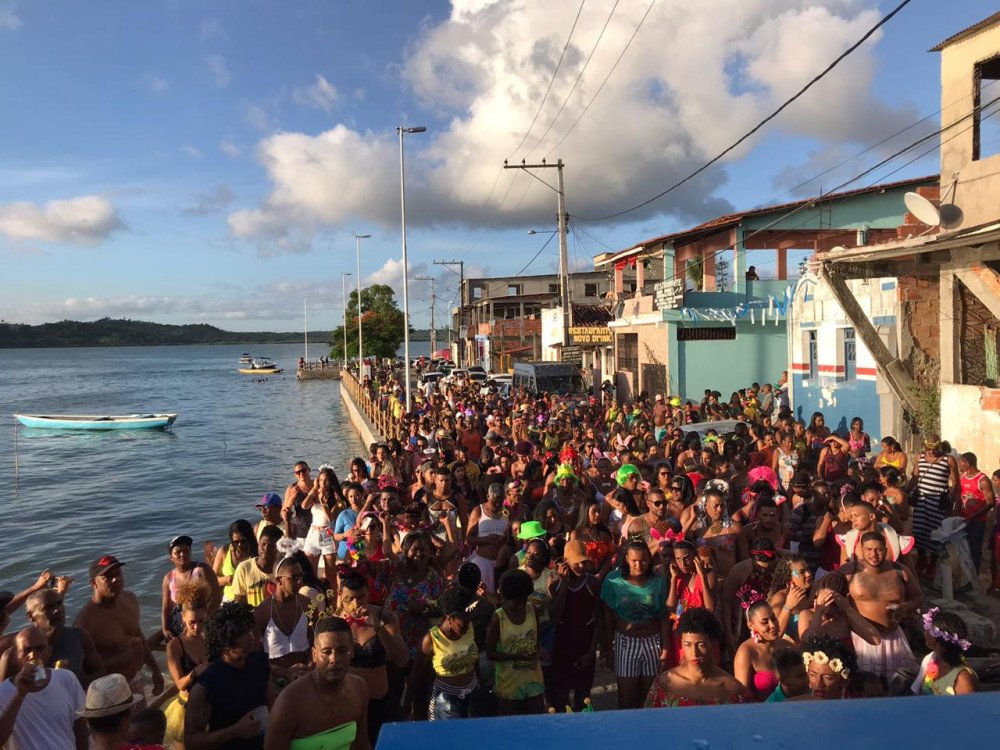Carnaval de Candeias faz a alegria centenas de pessoas nos Distritos!