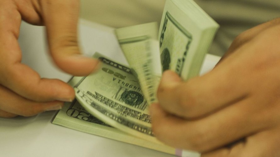 Dólar ultrapassa pela 1ª vez R$ 4,46