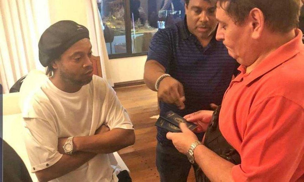 Ronaldinho Gaúcho é detido no Paraguai