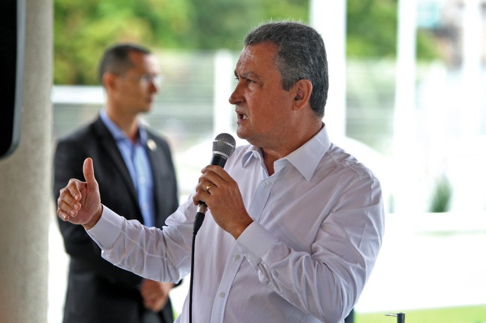 Rui anuncia compra de respiradores da China e agradece doação da Fieb