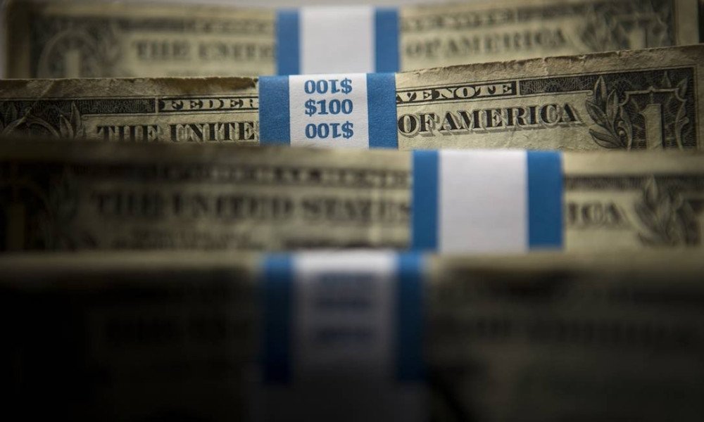 Com saída de Moro, dólar dispara e chega a R$ 5,73; Bolsa tem forte queda