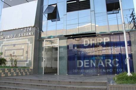 Mulher é morta e irmão é baleado dentro de casa, na Fazenda Grande IV