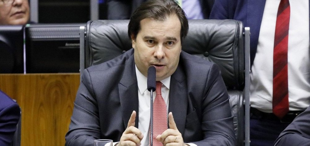 Maia diz que ‘brincar com morte é perverso’, após mudança na divulgação de dados da Covid-19