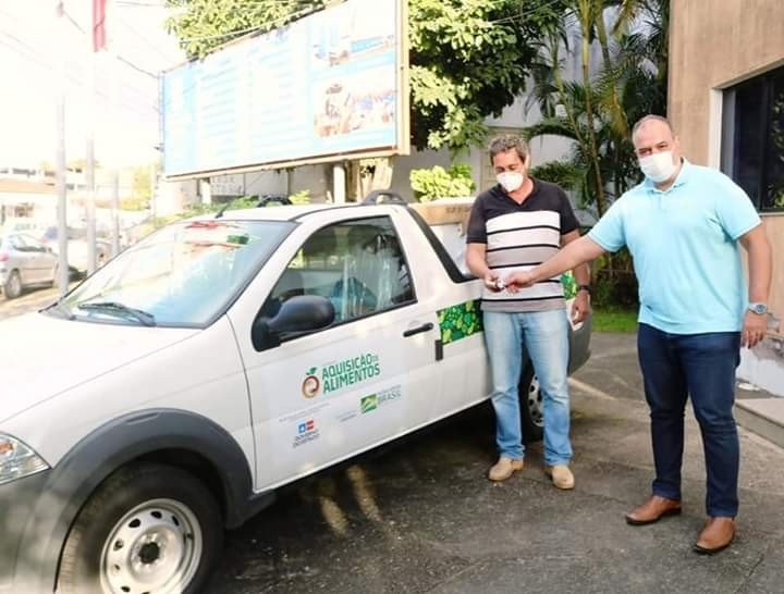 Governo do Estado entrega veículo do PAA para São Sebastião do Passé.