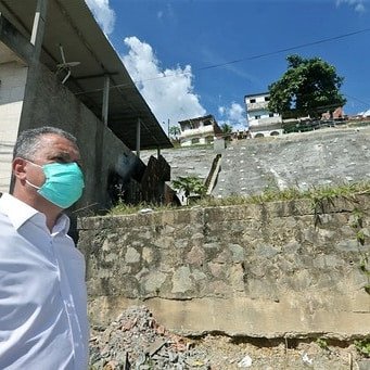 Em Candeias, governo entrega contenção de encosta e obras no entorno de estádio