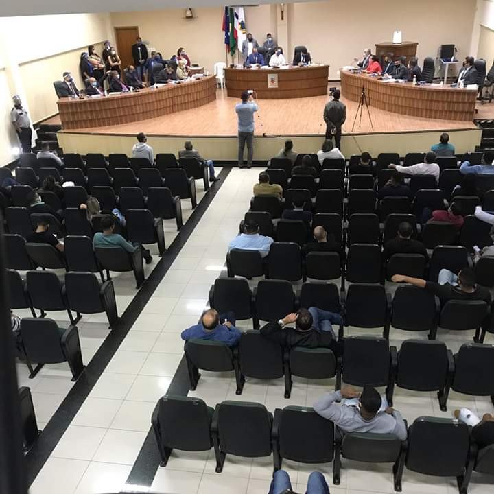 Câmara de Candeias aceita abertura do processo de impeachment contra o prefeito.