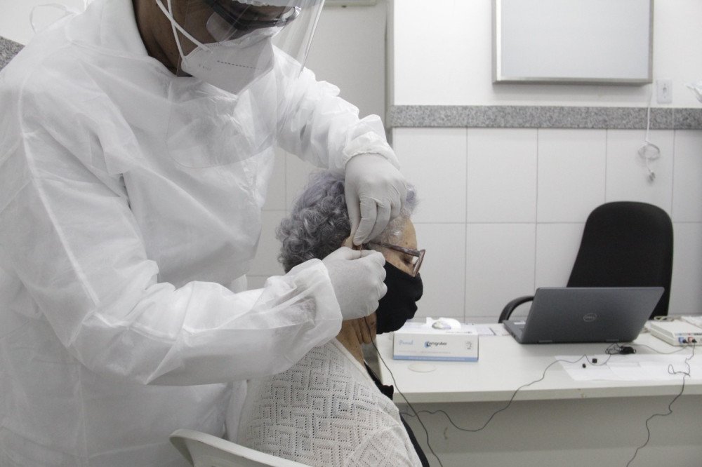 Lauro de Freitas: Prefeitura entrega aparelhos auditivos para assistidos do SERA