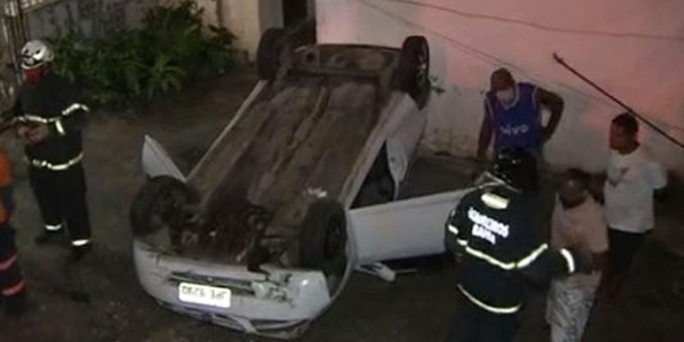 Motorista perde controle e carro cai de altura de seis metros em Salvador