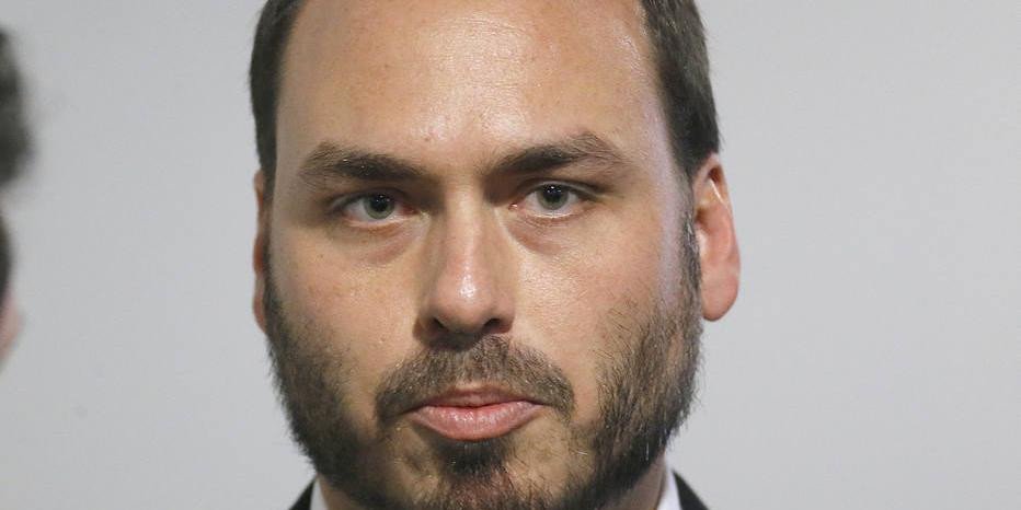 Carlos Bolsonaro mostra incômodo com críticas de bolsonaristas durante passeio em loja no Rio de Janeiro