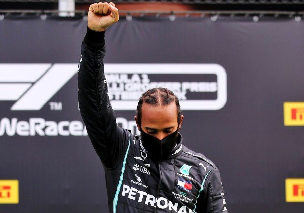 Lewis Hamilton vence GP da Inglaterra após ter pneu furando na última rodada