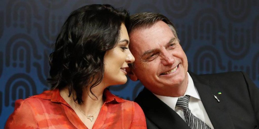 Queiroz fez depósitos de 21 cheques totalizando mais de R$ 70 mil na conta de Michelle Bolsonaro