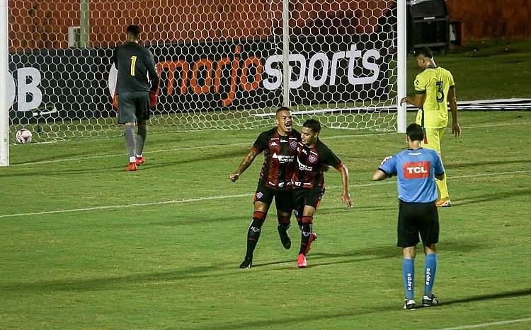 Com gol de Thiago Carleto, Vitória estreia bem na Série B