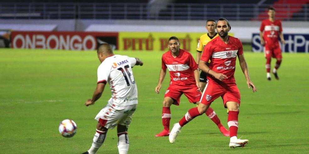 Com lances polêmicos e gols no final, Vitória e CRB empatam em 2x2 no Rei Pelé
