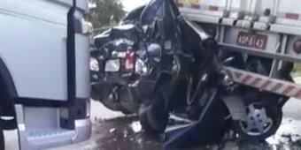 Duas pessoas morrem em acidente entre carro e dois caminhões