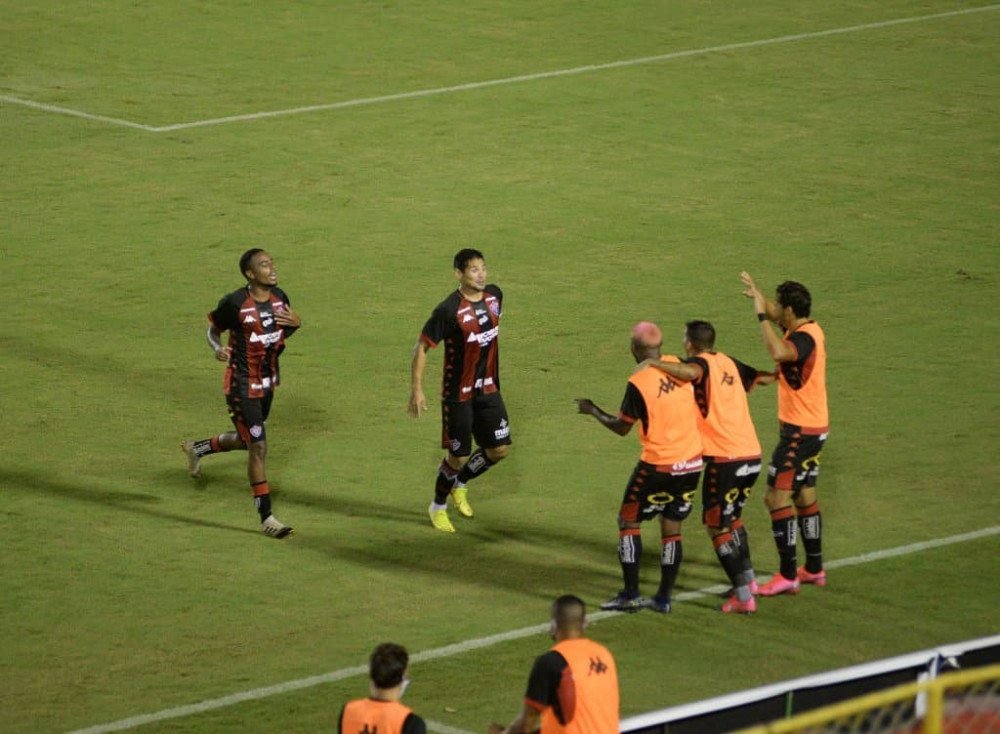 Com gol de Léo Ceará, Vitória bate o Paraná e segue sem perder na Série B
