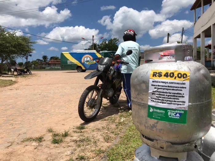 AÇÃO DO SINDIPETRO LEVA GÁS DE COZINHA A PREÇO JUSTO EM CANDEIAS HOJE