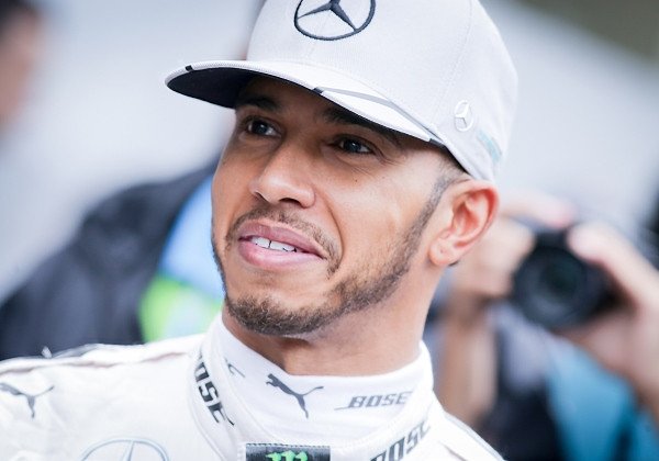 Hamilton ganha em Ímola e fica a uma corrida do hepta