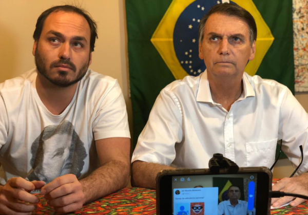 Bolsonaro sai em defesa do filho Carlos a favor de armamento da população