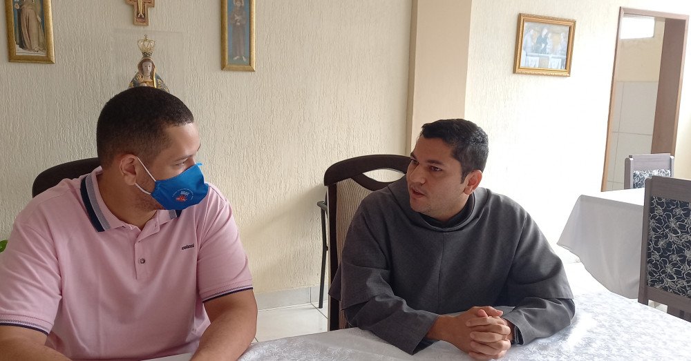 Vereador Diego Maia e Frei Thiago dialogam sobre o fortalecimento do Turismo e a Cultura Religiosa em Candeias