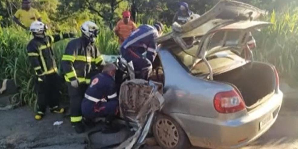 Mulher fica ferida após carro que dirigia bater em caminhão e outro carro na BR-242