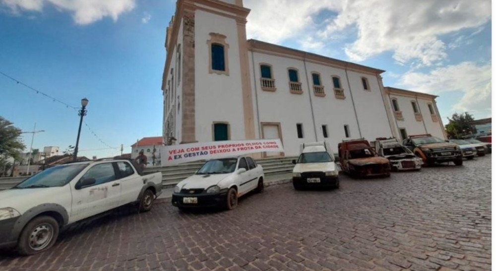 Santo Amaro: Prefeita expõe em praça pública veículos sucateados pela antiga gestão