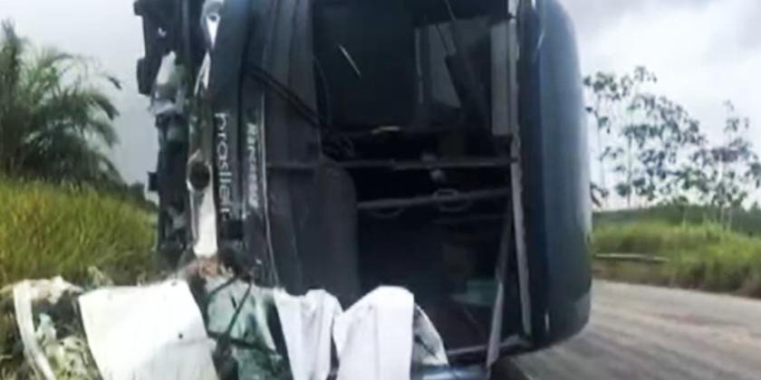 Motorista morre após carro bater de frente com ônibus na BR-101