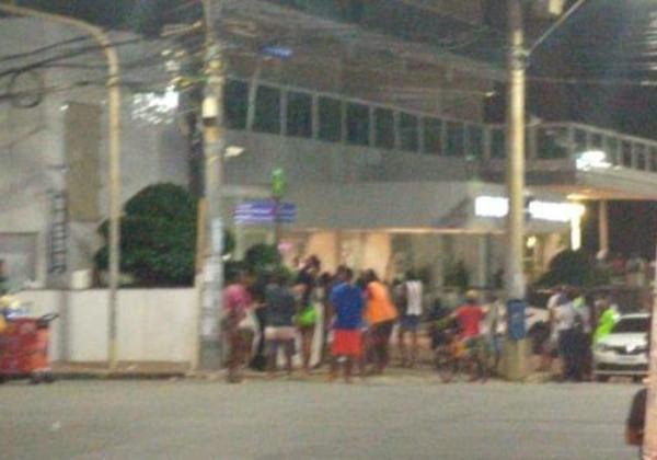 Chuva de grana: hóspede joga notas de R$ 50 e R$ 100 pela janela de hotel na Barra;