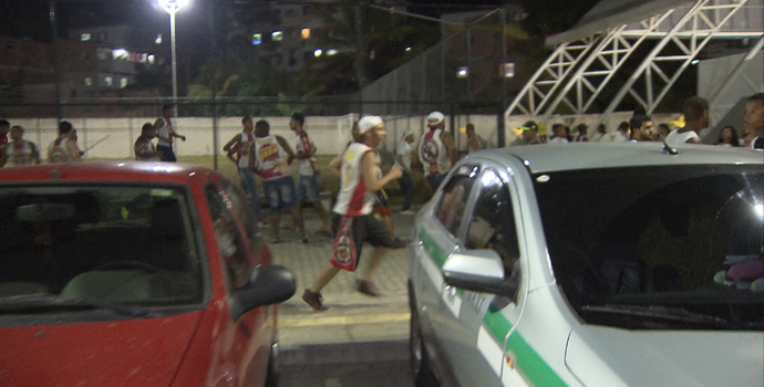 Torcidas organizadas de Vitória e Vasco se enfrentam em jogo de basquete do NBB em Salvador