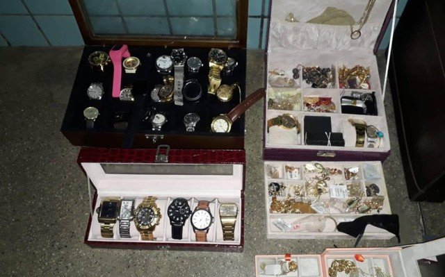 Dupla ê presa com joias roubadas em Lauro de Freitas