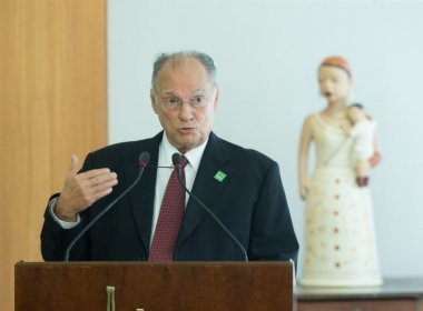 Ministro reage a gritos de 'fora Temer' e discute com público em cerimônia; veja