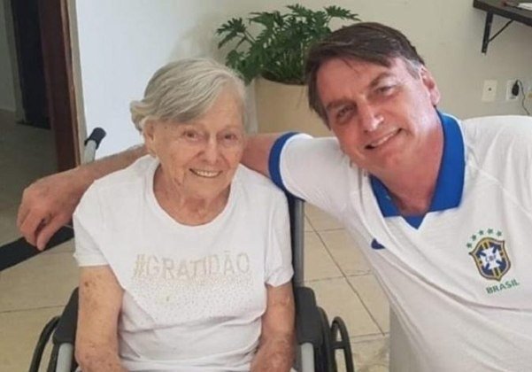 Mãe de Jair Bolsonaro se vacina em São Paulo