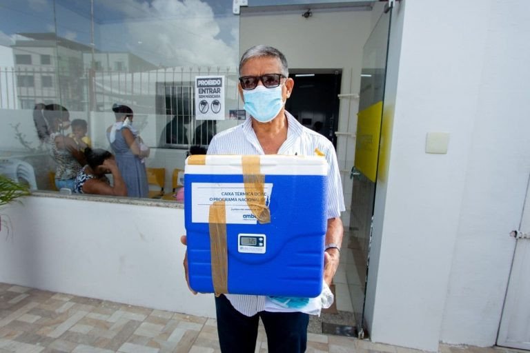 Lote com 980 doses de vacina chega para população de 75 a 79 anos e trabalhadores da saúde